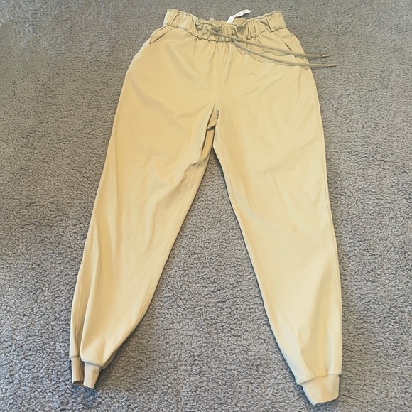 Lululemon Keep Moving Jogger cream size 6 - Picture 1 of 7